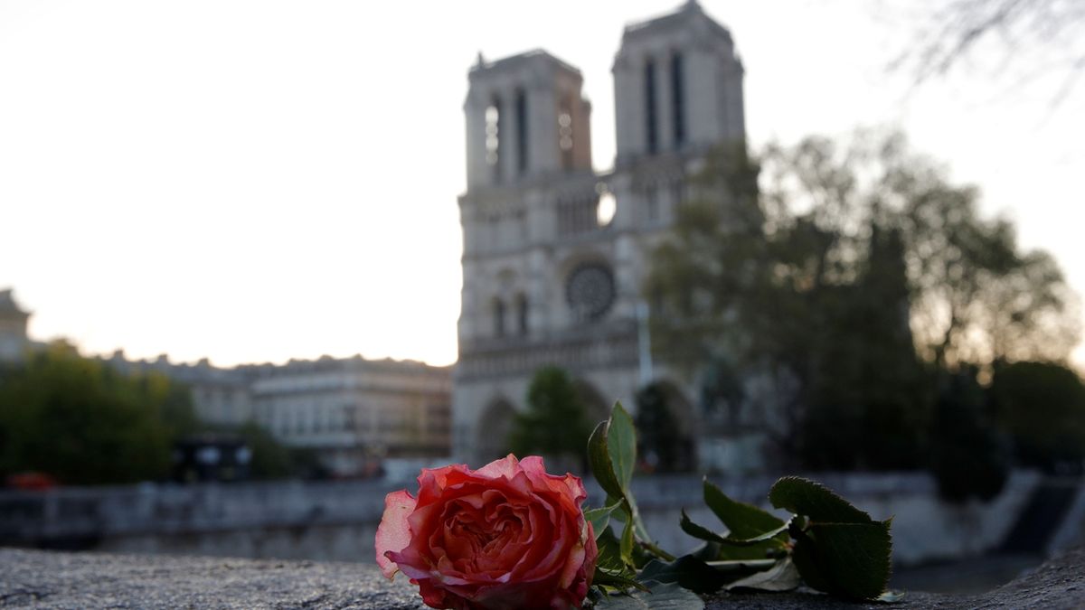 En France, les cloches sonnent pour Notre-Dame en feu